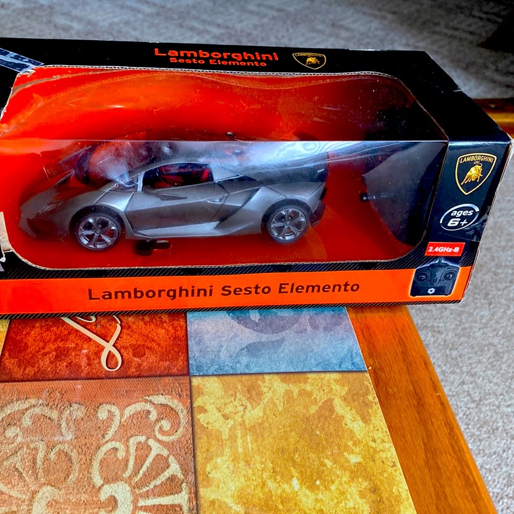 Lamborghini Sesto Elemento 1:24 Scale new in the box with remote control